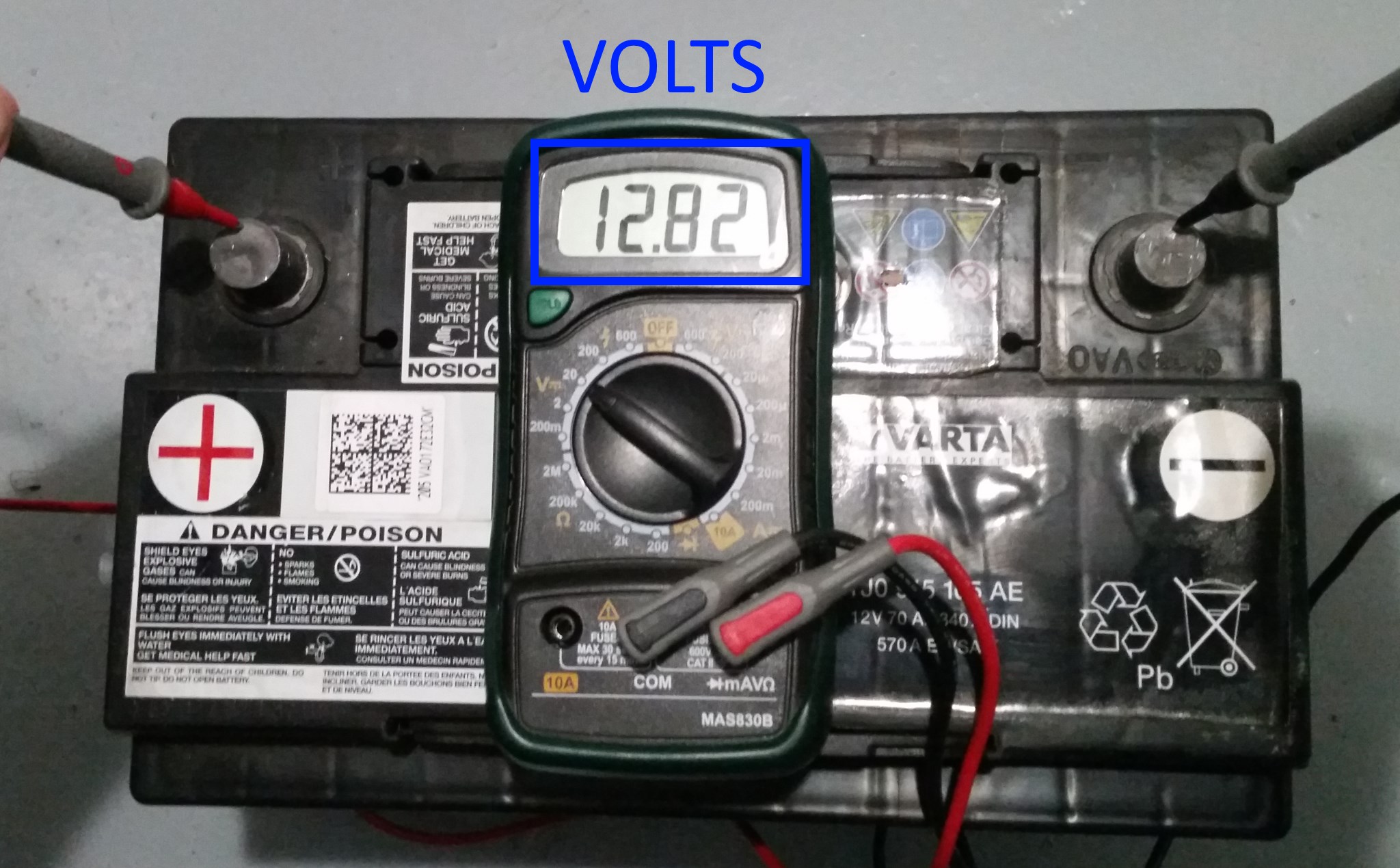 Batterie chargée avec un voltmètre qui affiche 12.73V