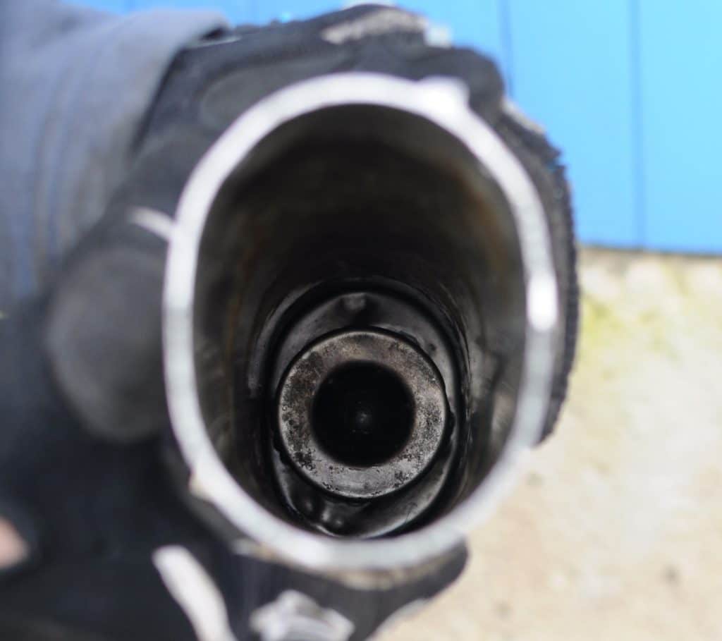 Le tube du silencieux sans la laine de roche