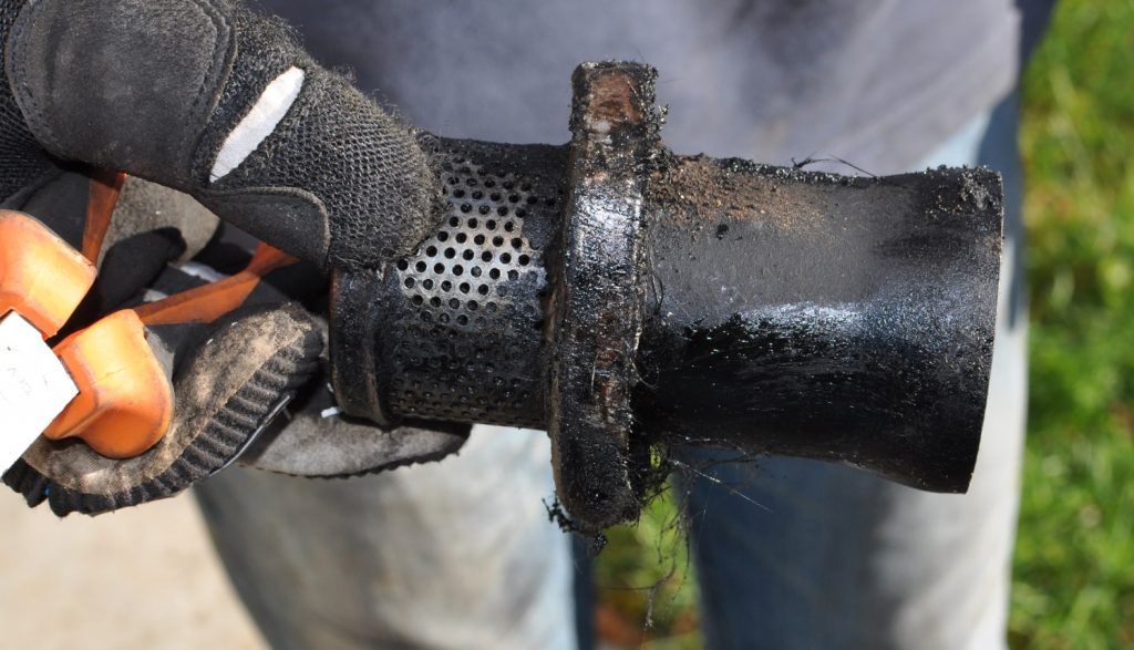 Une pince pour extraire la dernière partie à nettoyer du silencieux moto