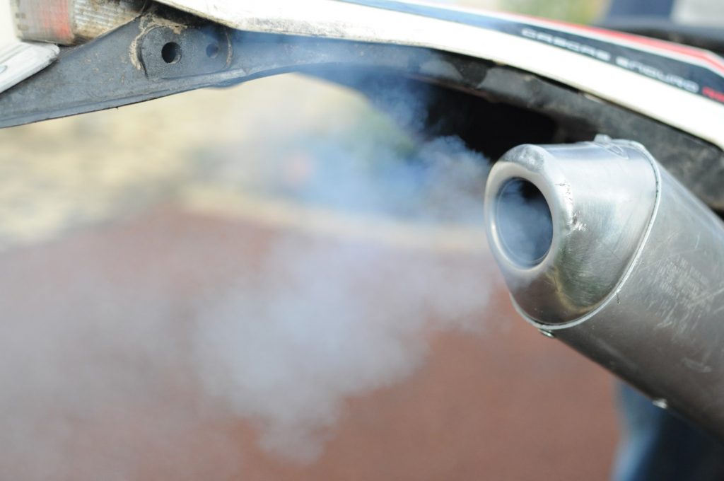 Les gaz d'échappement sortent du pot qui contient de la nouvelle laine de roche