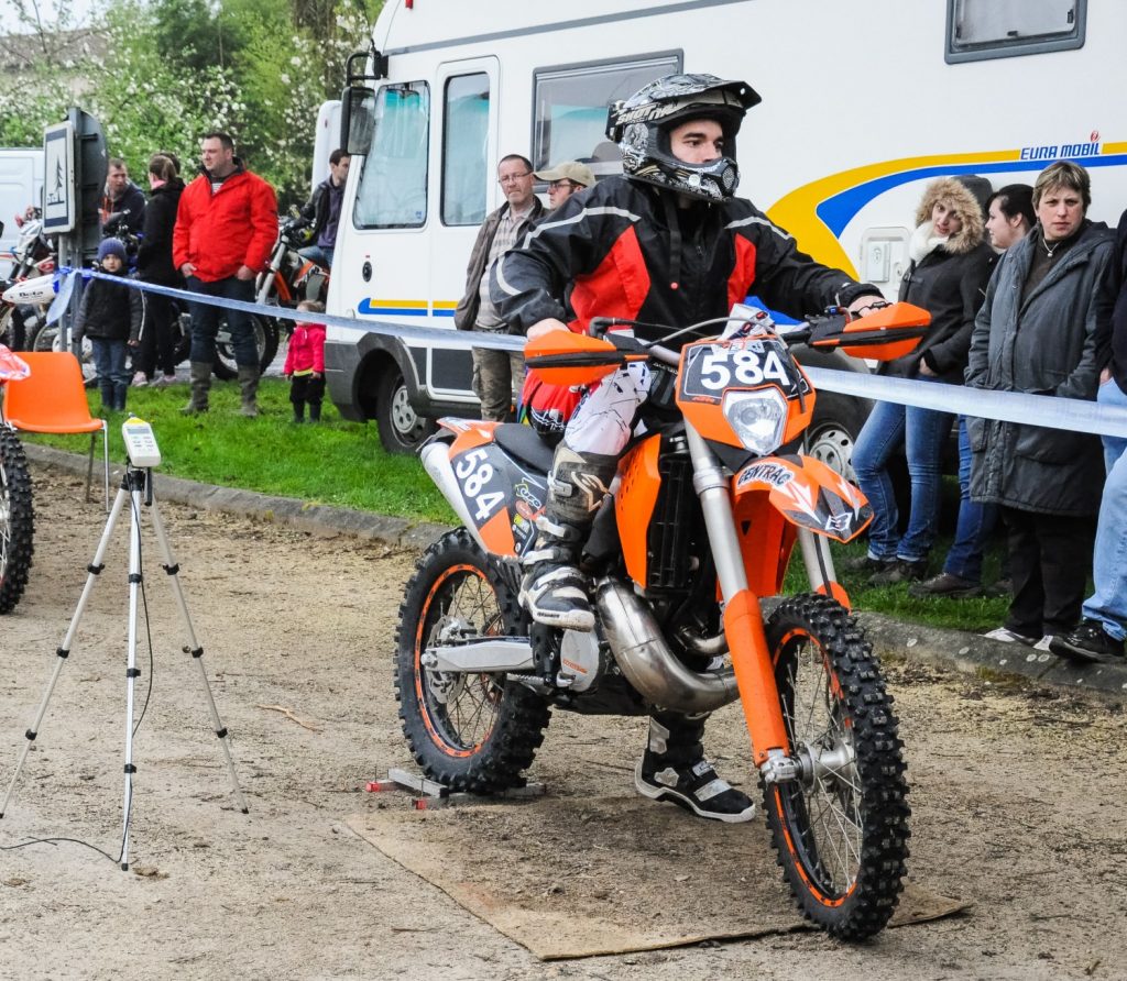 Le contrôle sonomètre lors d'une compétition enduro en 250 2 temps